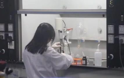 无良商贩用色素给三苏红鱼上色,用手轻轻一摸,手还会被染红