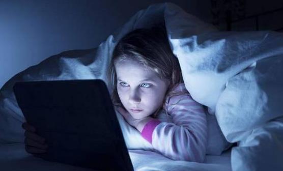 熬夜的8大危害性 女人晚睡比男人更容易长胖-八凡集