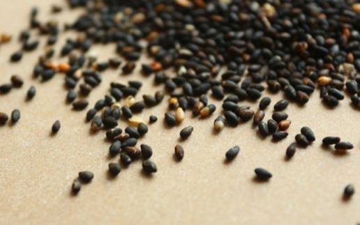 黑芝麻会掉色是真的还是假的 真正的黑芝麻里面是白的还是黑的-八凡集