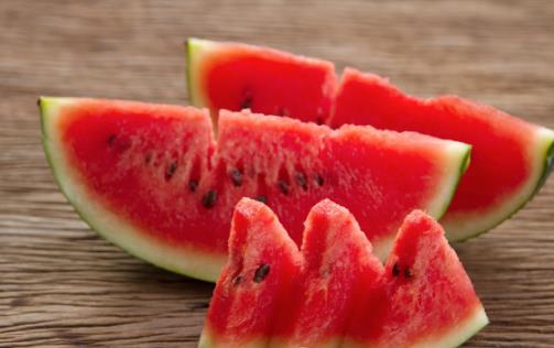 西瓜吃一半,保鲜膜盖住细菌多?三个饮食误区