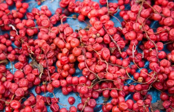 长期睡前玩手机的人,面部若有3症状,可能是肝在“吐槽”