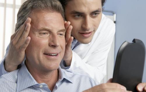 眼皮下垂可能是病 眼皮下垂可做手术改善-八凡集