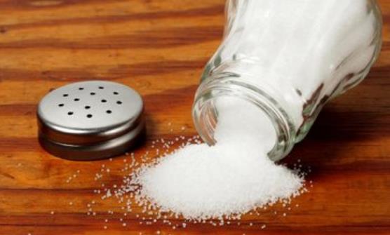 小小的盐竟然有美容作用 清洁毛孔平衡油脂分泌-八凡集