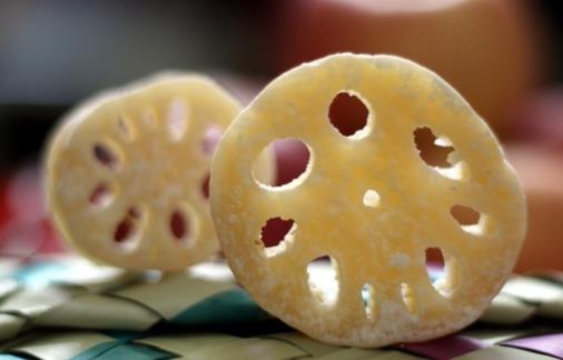 莲藕清热凉血营养价值高 挑选要闻气味看颜色尝味道-八凡集