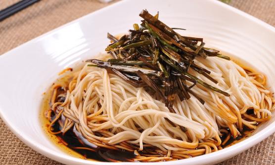 面食制作方法丰富多样 葱油拌面的家常做法-八凡集