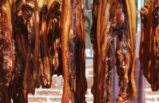 腊肉长白色的霉还能吃吗 腊肉长霉了要怎么处理图片-八凡集