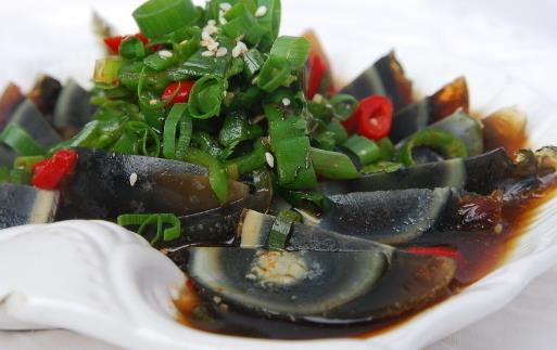 不粘刀,切出美观的皮蛋!