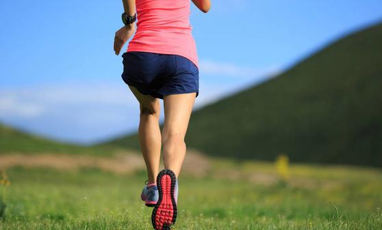 跑步锻炼好处多 做到七点跑步不伤膝能壮膝-八凡集