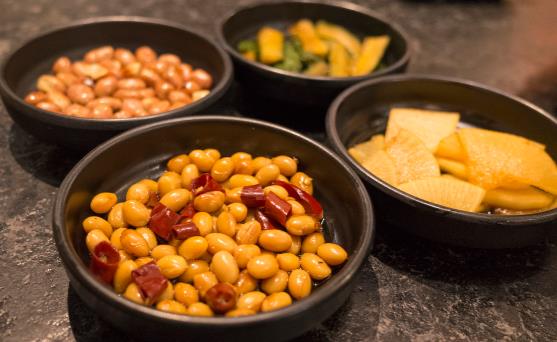 炸花生米时,别直接下锅,大厨教你一招,省油又好吃,酥脆不返潮