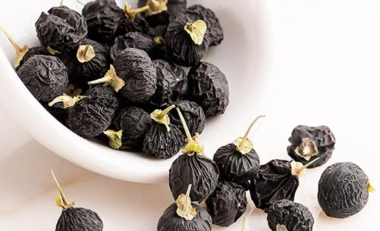 黑枸杞泡水喝大便会变黑吗 女人吃黑枸杞好还是红枸杞子好-八凡集