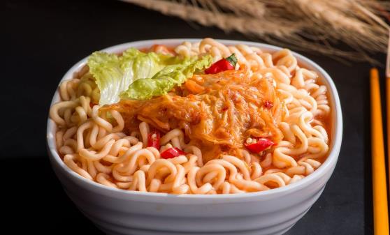 经常吃泡面不健康 六个诀窍把方便面吃得更营养-八凡集