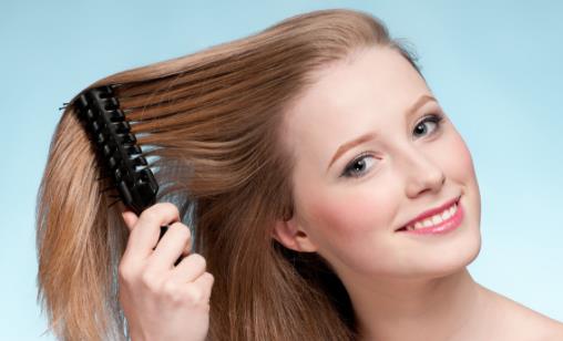 早晚梳头100次,若能坚持六个月,这些喜人变化或许悄悄降