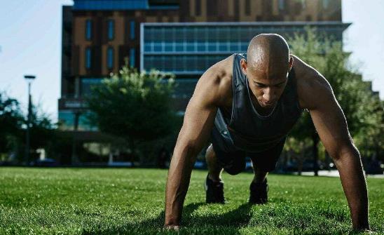 做俯卧撑的10个技巧 俯卧撑的8种练习方式-八凡集