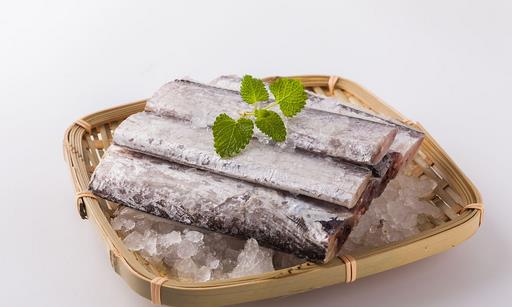 带鱼内脏怎么洗?怎么才能把带鱼洗干净-八凡集