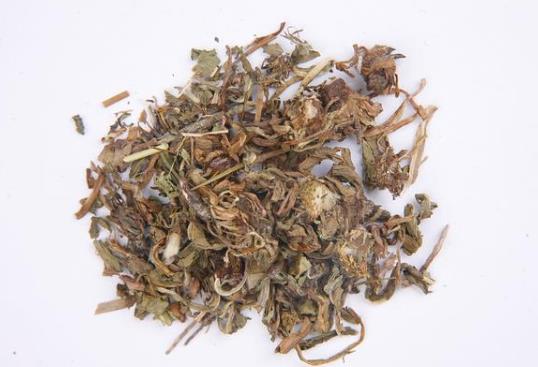 长期睡前玩手机的人,面部若有3症状,可能是肝在“吐槽”