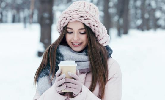 冬季穿衣不是越多越好 冬季养生要保三暖防烫伤-八凡集