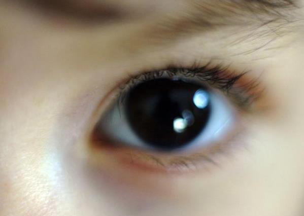 长期睡前玩手机的人,面部若有3症状,可能是肝在“吐槽”