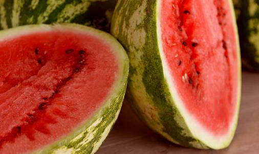 西瓜吃一半,保鲜膜盖住细菌多?三个饮食误区