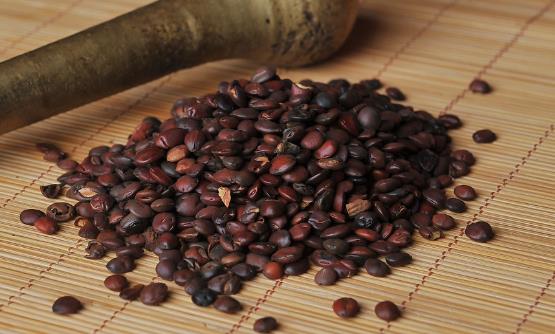 中药用来熬汤改善睡眠 六款滋补养生的安神汤-八凡集