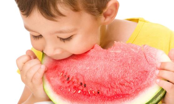 夏日吃西瓜的好处 夏季吃西瓜的禁忌人群-八凡集