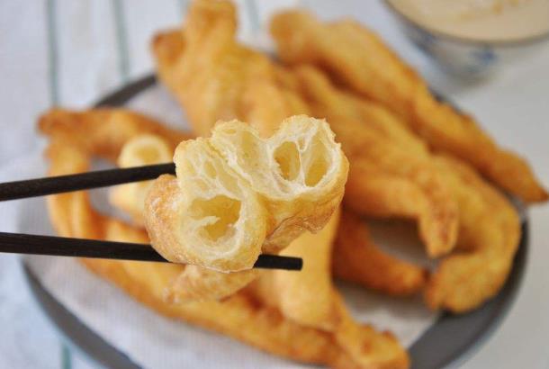 炸油条的面是用冷水还是热水和面 炸油条的面要醒多长时间-八凡集