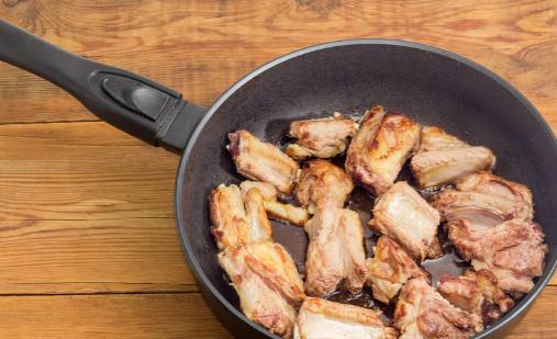 不粘锅还是铁锅好 使用不粘锅的细节你留意过吗-八凡集