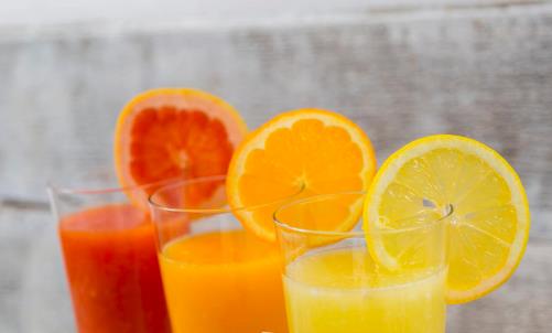 常喝鲜榨蔬果汁导致便秘 喝鲜榨果汁也是有坏处的-八凡集