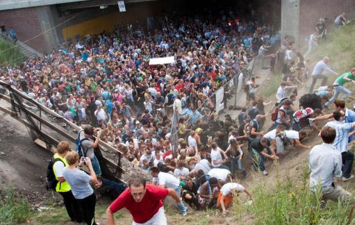 踩踏事故逃生全攻略 拥挤踩踏时有效逃生应对法则-八凡集