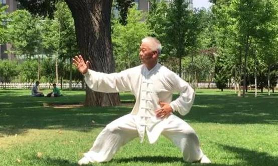 老年人热衷打太极拳健身 常打太极拳对老人的9大好处-八凡集