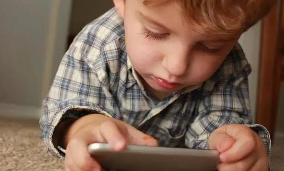 孩子得了近视不要急于配眼镜 有效预防儿童近视学会用眼卫生-八凡集