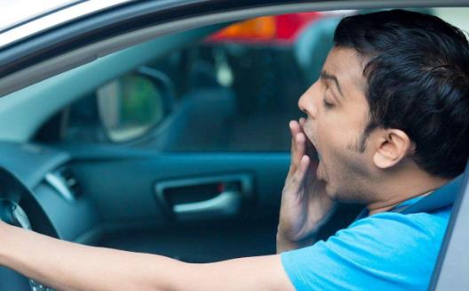 开车犯困极其危险 常见10种方法防止开车犯困-八凡集