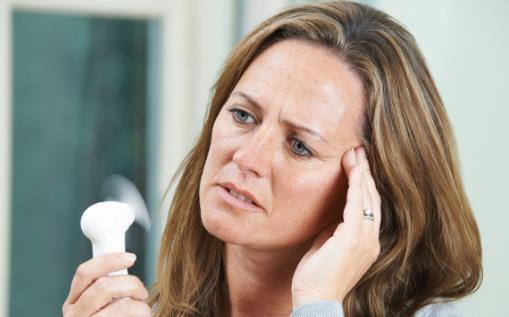 进入更年期的女人,这些迹象“蠢蠢欲动”,别等降临了才