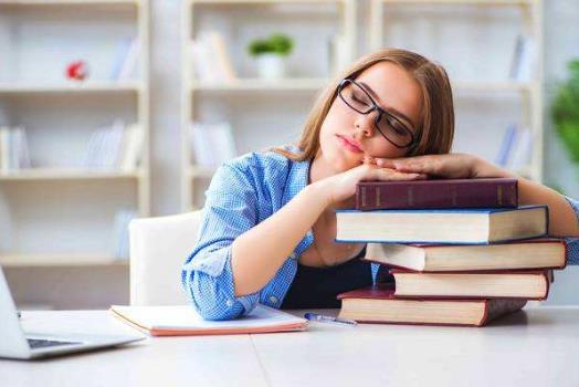 白领上班族午睡的好处 正确午睡才能更有精神-八凡集