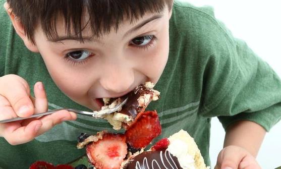 孩子吃饭慢东看西瞧 生活中家长应避免的误区-八凡集