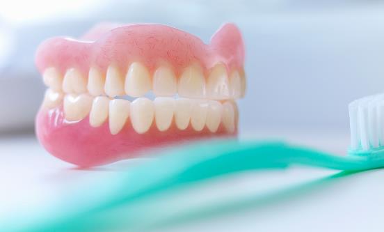 戴假牙并不是一劳永逸的事情 老人戴假牙的注意事项-八凡集