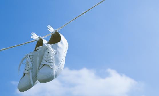 老人挑鞋子有三原则 老人试穿鞋子的最佳时机-八凡集