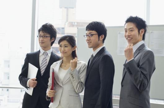 伸伸腰就能解乏 白领必学的椅子操-八凡集