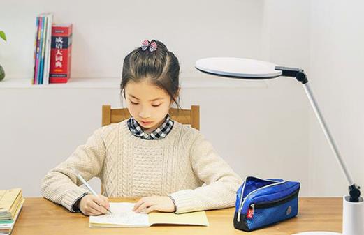 聪明妈咪为孩子挑选靠谱的护眼灯 选择好台灯的标准-八凡集