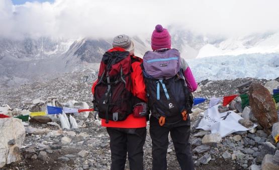 老年人爬山锻炼的好处 中老年人登山不可不知的十件事-八凡集