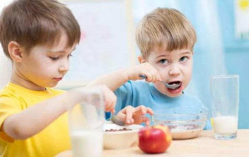 宝宝喝牛奶的事 宝宝喝牛奶常见的误区-八凡集