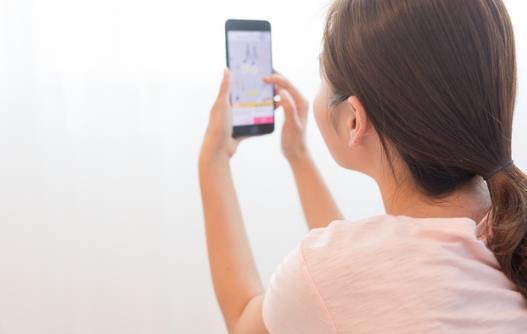 总玩手机脖子痛手指痛 你可能是得了“手机病”-八凡集