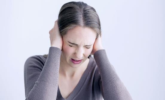 经常耳鸣这样做在家就能治 患上耳鸣可以吃哪几种营养物质-八凡集