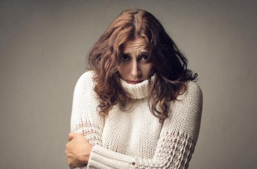 女性冬季手脚冰凉,是气血不足还是体虚?这是女性对寒冷