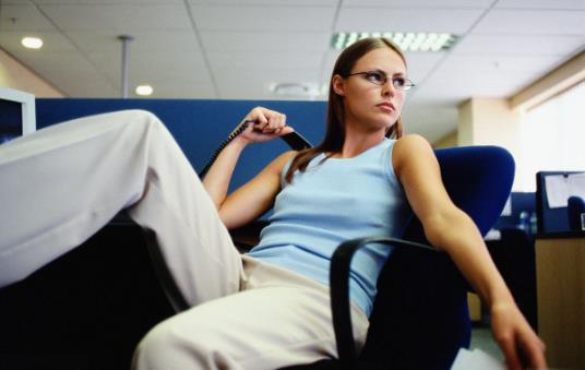 错误坐姿会毁了女白领的身材 保持身材的三个方法-八凡集