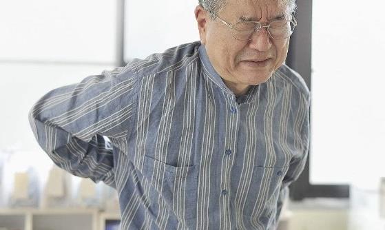 冬季老人护腰的注意事项 推荐老人护腰的食疗方-八凡集
