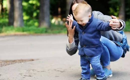 扔掉学步车 让宝宝多接触大自然-八凡集