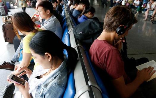 总玩手机脖子痛?手指痛?你可能是得了“手机病”