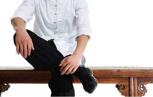 长期跷二郎腿的危害 跷二郎腿竟会升高血压-八凡集