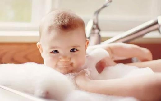 热水洗澡影响男宝宝的生育能力 宝宝洗澡合理的水温-八凡集