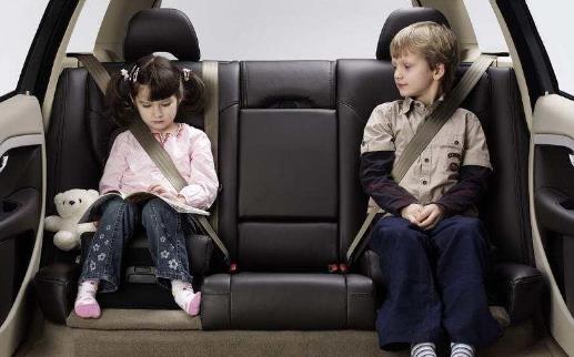 宝宝乘车注意事项 孩子不宜系成人安全带-八凡集